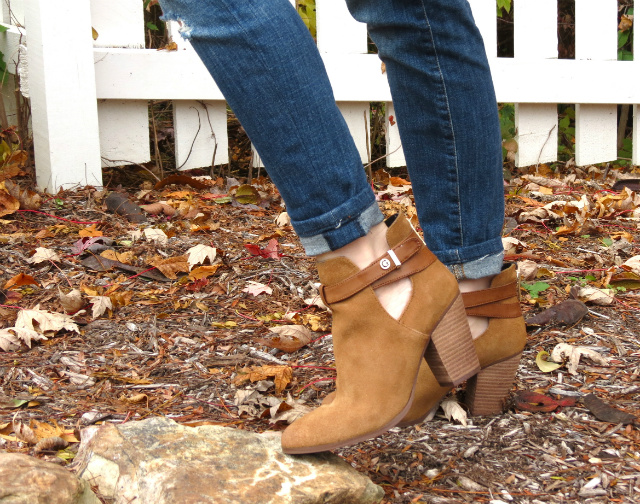 fashion baseball cap, outfit with baseball cap, guess cutout ankle boots, ankle boots with cuffed jeans