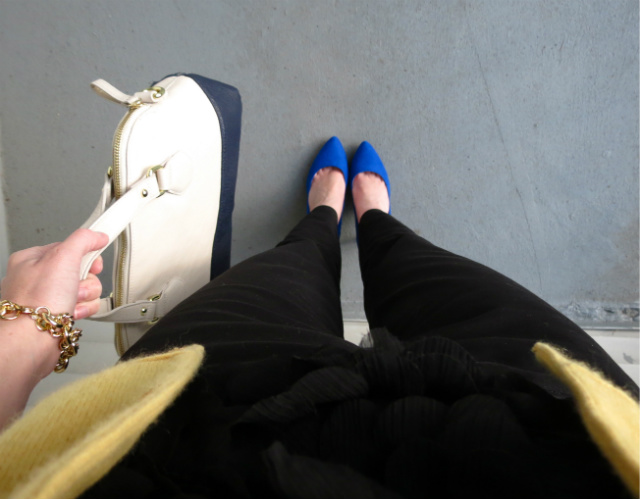 yellow cashmere cardigan, skinny black pants, cobalt pumps, colorblock bag, cluster pearl necklace