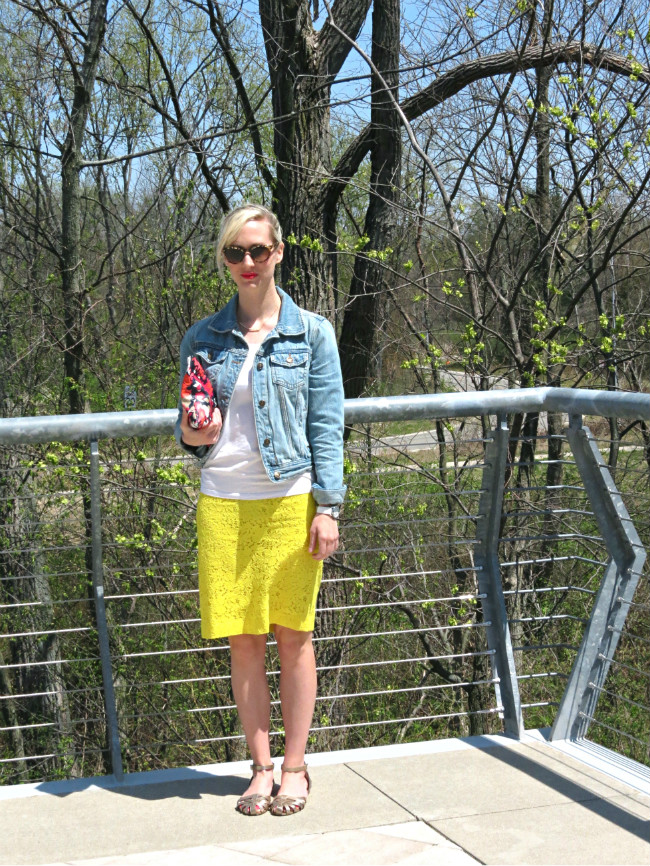 21 SUMMER WEEKEND OUTFIT IDEAS bright pencil skirt + jean jacket + white tee + floral clutch
