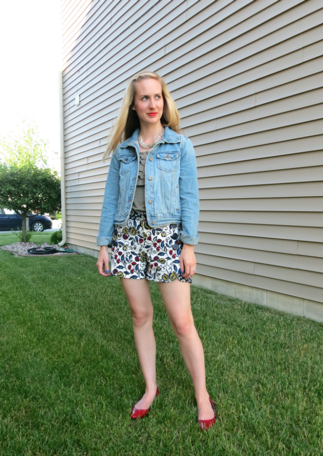 21 SUMMER WEEKEND OUTFIT IDEAS patterned shorts + jean jacket + bold flats