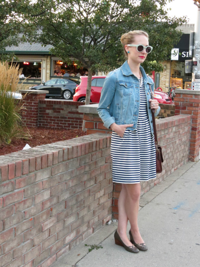 21 SUMMER WEEKEND OUTFIT IDEAS striped dress + jean jacket + retro shades