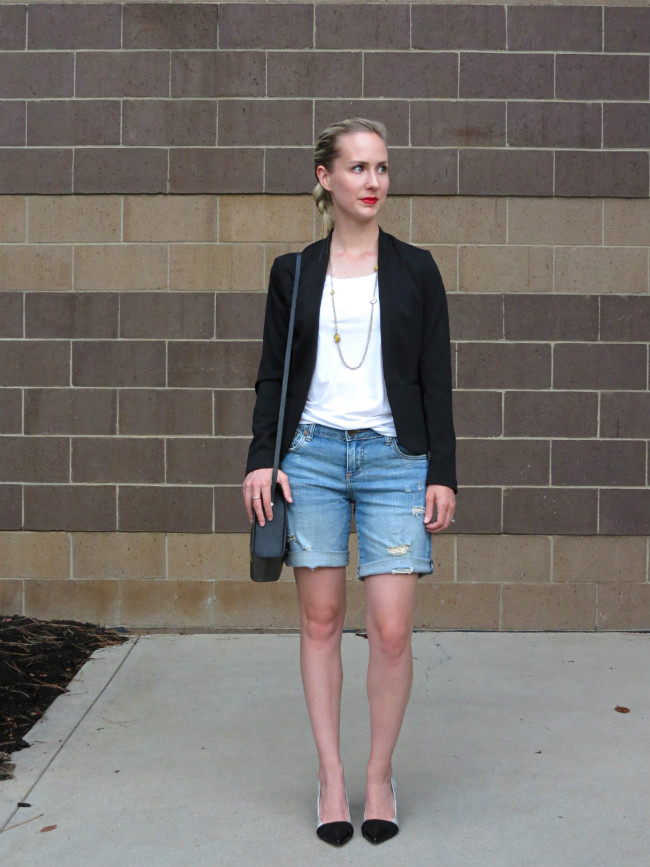 21 SUMMER WEEKEND OUTFIT IDEAS jean shorts + white tee + blazer