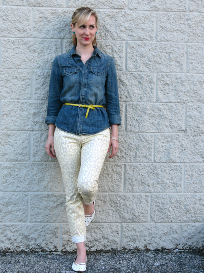 21 SUMMER WEEKEND OUTFIT IDEAS chambray + neon belt + patterned pants