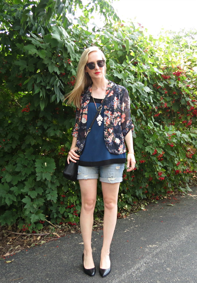 21 SUMMER WEEKEND OUTFIT IDEAS jean shorts + kimono + wedges + statement pendant