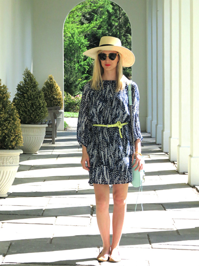 21 SUMMER WEEKEND OUTFIT IDEAS flowy dress + bright belt + floppy hat