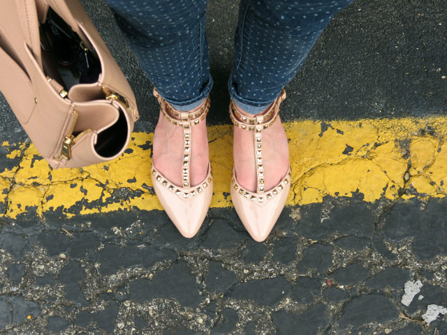 casual Friday outfit, polka dot jeans, Valentino dupes, rose gold rings