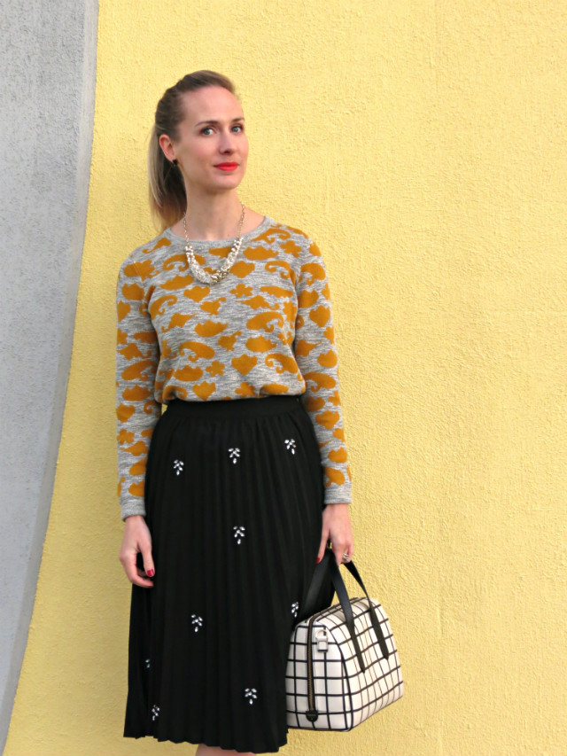 black pleated midi skirt, gray and yellow sweater, midi skirt with ankle boots