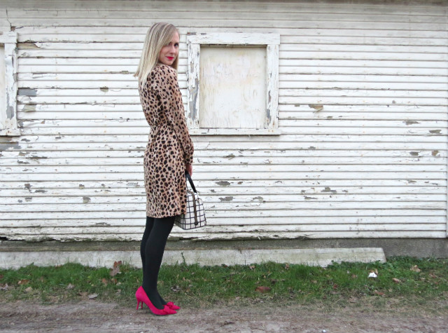 cheetah dress, pink bow pumps, print mixing