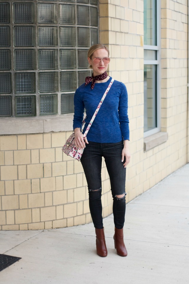neck scarf outfit, floral bag, skinny jeans with ankle boots outfit