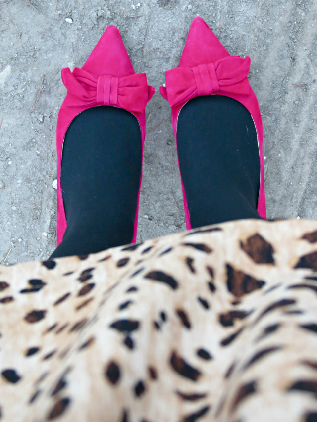 cheetah dress, pink bow pumps, print mixing